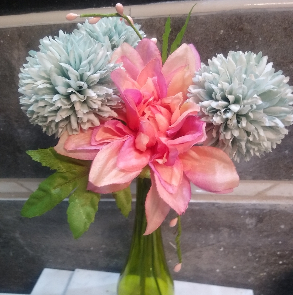 Small but eye catching floral accent piece